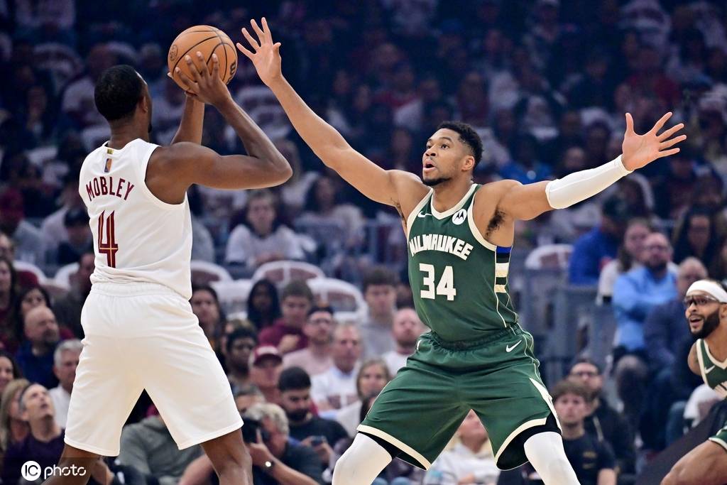 字母哥空砍40+14+9 莫布利21分骑士胜雄鹿